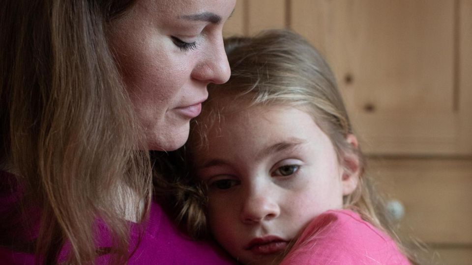 Yulia umarmt ihre siebenjährige Tochter Diana