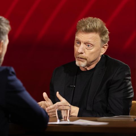 Ex-Tennisstar Boris Becker (r.) beantwortet die Fragen von Moderator Steven Gätjen