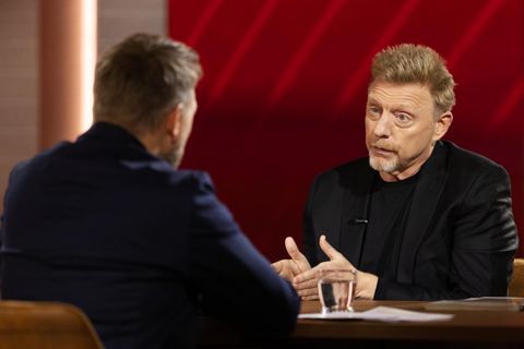 Ex-Tennisstar Boris Becker (r.) beantwortet die Fragen von Moderator Steven Gätjen