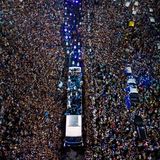 Die Fahrt war ein einziger Triumphzug. Man darf nicht vergessen, dass es zu diesem Zeitpunkt noch Nacht war.