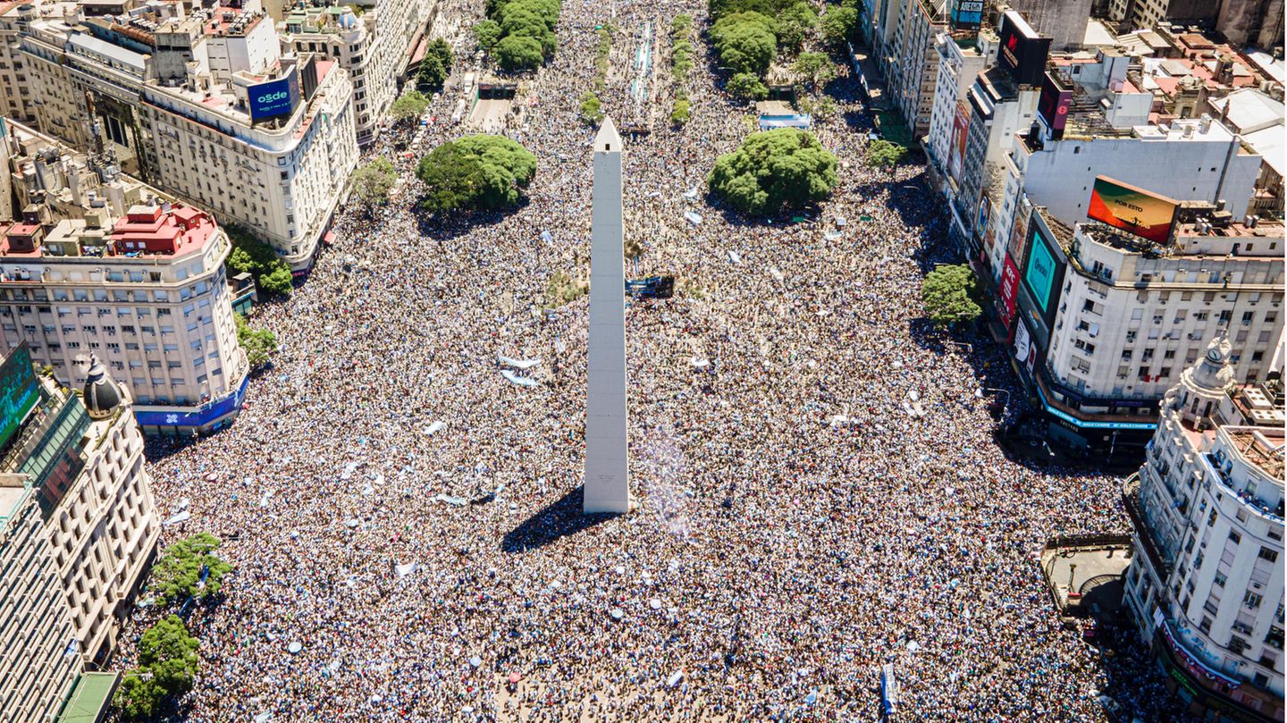 Sieges-Parade: Eine Stadt und ein Land im Ausnahmezustand. Vor der Feier kam es zu teils chaotischen Szenen auf völlig überfüllten Bahnstationen und in den Zügen. Auch die Fluggesellschaft Aerolíneas Argentinas warnte aufgrund des Verkehrschaos vor Problemen mit verspäteten Flügen. Auch die Mobilfunknetze waren zeitweise überlastet. Das hat aber vermutlich nur die wenigstens gestört. Eine Stadt und ein Land im Ausnahmezustand. Vor der Feier kam es zu teils chaotischen Szenen auf völlig überfüllten Bahnstationen und in den Zügen. Auch die Fluggesellschaft Aerolíneas Argentinas warnte aufgrund des Verkehrschaos vor Problemen mit verspäteten Flügen. Auch die Mobilfunknetze waren zeitweise überlastet. Das hat aber vermutlich nur die wenigstens gestört.