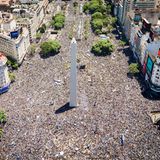 Eine Stadt und ein Land im Ausnahmezustand. Vor der Feier kam es zu teils chaotischen Szenen auf völlig überfüllten Bahnstationen und in den Zügen. Auch die Fluggesellschaft Aerolíneas Argentinas warnte aufgrund des Verkehrschaos vor Problemen mit verspäteten Flügen. Auch die  Mobilfunknetze waren zeitweise überlastet. Das hat aber vermutlich nur die wenigstens gestört.