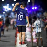 Viele Kinder und Familien waren unterwegs wie dieser Junge, der am Verbandssitz auf die Mannschaft wartete. Das Standard-Kleidungsstück war selbstverständlich ein Messi-Trikot.