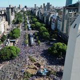 Nachdem sich die Mannschaft im Verbandssitz ausgeruht hatte, ging es ab 11.30 Uhr erneut auf große Fahrt. Diesmal war das Ziel der Obelisk von Buenos Aires, das Zentrum und Wahrzeichen der Stadt. Dort füllten die Massen in Himmelblau die Straßen. Ein Fan wagte den Blick aus der Öffnung in der Spitze des Obelisken.