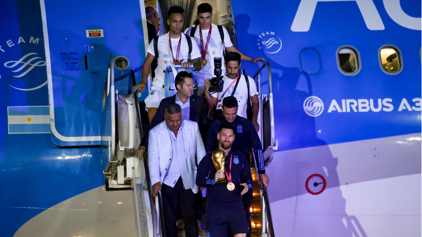Sieges-Parade: Die Ankunft: In der Nacht landete der Flieger mit den Weltmeistern nach einer 20-stündigen Reise in Buenos Aires. Als erster stiegen Lionel Messi mit dem Pokal in den Händen und Trainer Lionel Scaloni (im blauen Shirt hinter Messi) aus, der Rest der Mannschaft folgte. Die Ankunft: In der Nacht landete der Flieger mit den Weltmeistern nach einer 20-stündigen Reise in Buenos Aires. Als erster stiegen Lionel Messi mit dem Pokal in den Händen und Trainer Lionel Scaloni (im blauen Shirt hinter Messi) aus, der Rest der Mannschaft folgte.