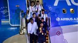Die Ankunft: In der Nacht landete der Flieger mit den Weltmeistern nach einer 20-stündigen Reise in Buenos Aires. Als erster stiegen Lionel Messi mit dem Pokal in den Händen und Trainer Lionel Scaloni (im blauen Shirt hinter Messi) aus, der Rest der Mannschaft folgte.
