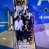 Die Ankunft: In der Nacht landete der Flieger mit den Weltmeistern nach einer 20-stündigen Reise in Buenos Aires. Als erster stiegen Lionel Messi mit dem Pokal in den Händen und Trainer Lionel Scaloni (im blauen Shirt hinter Messi) aus, der Rest der Mannschaft folgte.