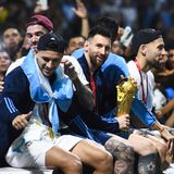 Messi und seine Mitspieler fuhren zunächst vom Flughafen zum Hauptquartier des argentinischen Fußball-Verbandes. Auch dieser Weg war gesäumt von hunderttausenden Fans. Die Spieler genossen sichtlich jeden Moment.