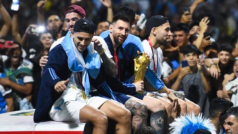 Messi und seine Mitspieler fuhren zunächst vom Flughafen zum Hauptquartier des argentinischen Fußball-Verbandes. Auch dieser Weg war gesäumt von hunderttausenden Fans. Die Spieler genossen sichtlich jeden Moment.