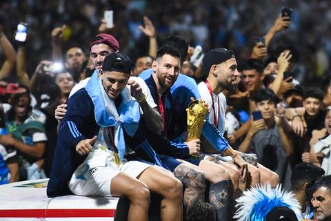 Messi und seine Mitspieler fuhren zunächst vom Flughafen zum Hauptquartier des argentinischen Fußball-Verbandes. Auch dieser Weg war gesäumt von hunderttausenden Fans. Die Spieler genossen sichtlich jeden Moment.