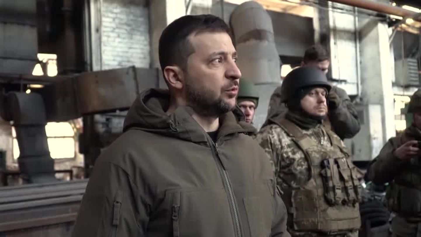 Ukraine: Selenksyj meets soldiers at the front near Bakhmut