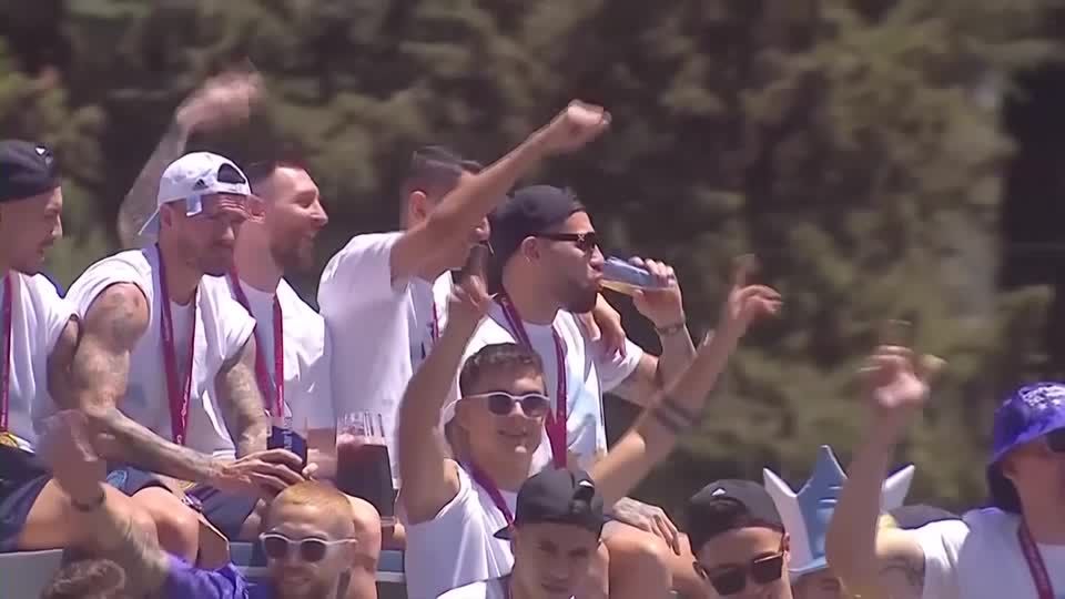 Video: Empfang in Buenos Aires nach WM-Sieg: Fans feiern Messi und Co.