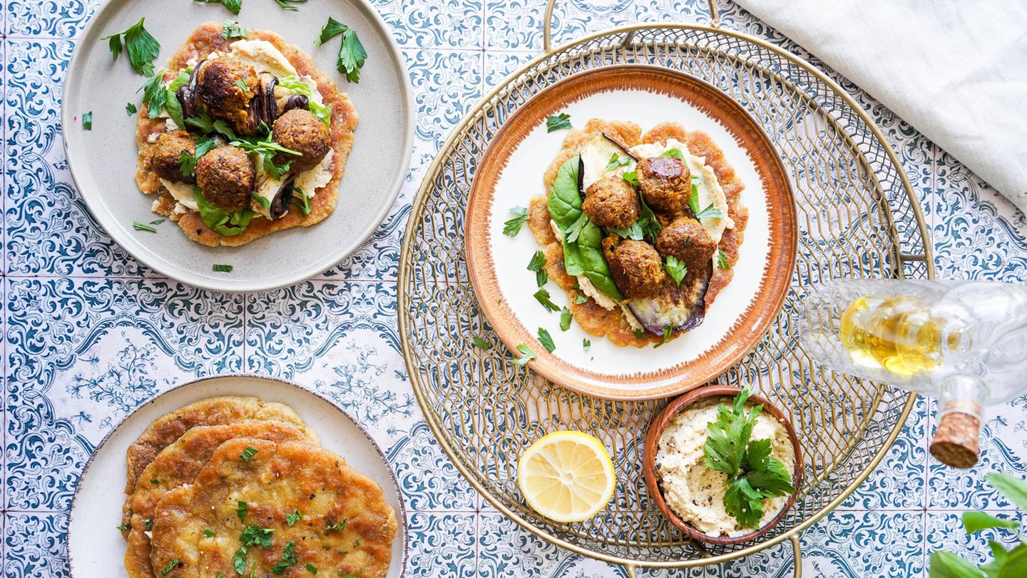 Kurkumabällchen auf Hummus und Pitabrot