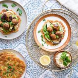 Kurkumabällchen auf Hummus und Pitabrot