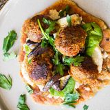 Die Bällchen kann man aus einem Falafel-Mix oder mit veganem Hack zubereiten.