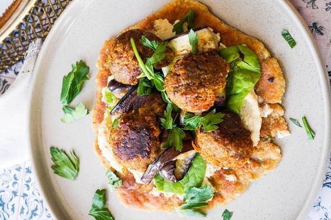 Die Bällchen kann man aus einem Falafel-Mix oder mit veganem Hack zubereiten.