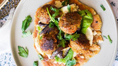 Die Bällchen kann man aus einem Falafel-Mix oder mit veganem Hack zubereiten.
