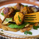 Gebratene Auberginenscheiben und frischer Spinat sorgen für einen Gemüseboost. 