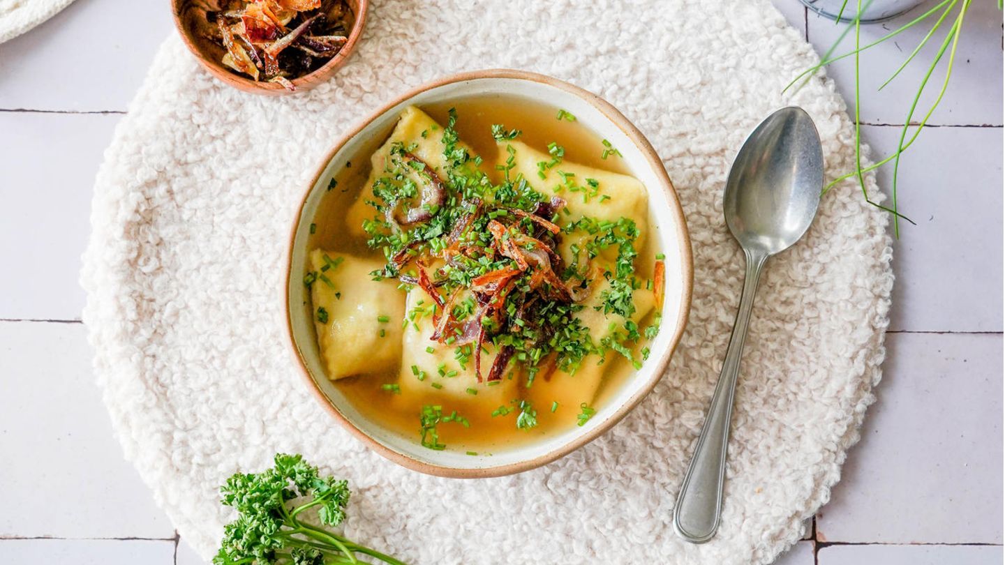 Brühe in einem großen Topf zum Kochen bringen, anschließend Hitze reduzieren und Maultaschen darin portionsweise etwa 10-15 Minuten garen.