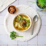 Brühe in einem großen Topf zum Kochen bringen, anschließend Hitze reduzieren und Maultaschen darin portionsweise etwa 10-15 Minuten garen.