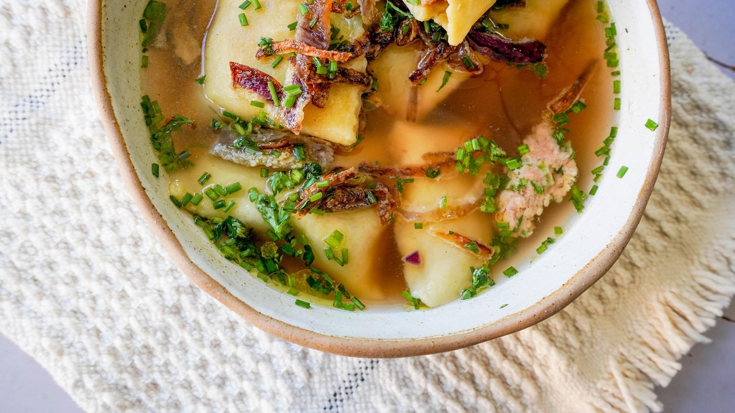 Jetzt die Maultaschen-Suppe mit Zwiebel-Topping, frischer Petersilie und Schnittlauch genießen.