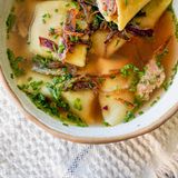 Jetzt die Maultaschen-Suppe mit Zwiebel-Topping, frischer Petersilie und Schnittlauch genießen.