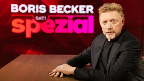 Ex-Tennisstar Boris Becker sitzt vor dem Schriftzug "Boris Becker Sat.1 Spezial"