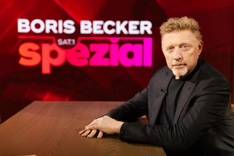 Ex-Tennisstar Boris Becker sitzt vor dem Schriftzug "Boris Becker Sat.1 Spezial"
