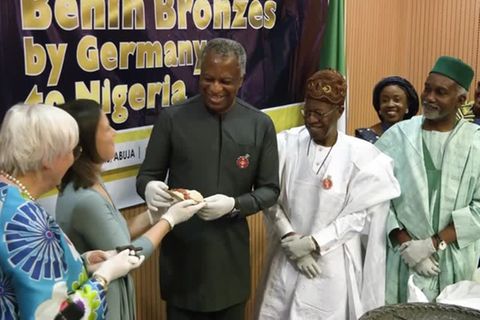 Video: Nigeria: Baerbock und Roth übergeben Benin-Bronzen