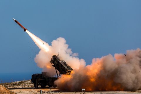 Das Patriot-System kann Flugzeuge, Marschflugkörper, Drohnen oder Raketen auch in größerer Entfernung abwehren