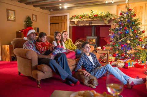 Familie sitzt an Weihnachten vor dem TV