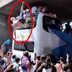 Bei WM-Jubelfeier: Knapp daneben: Fan verfehlt beim Sprung offenen Bus der argentinischen Nationalelf