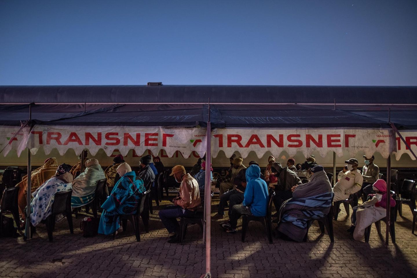 Bei frostigen Temperaturen warten Patienten am Bahnhof von Thaba Nchu stundenlang auf eine Behandlung
