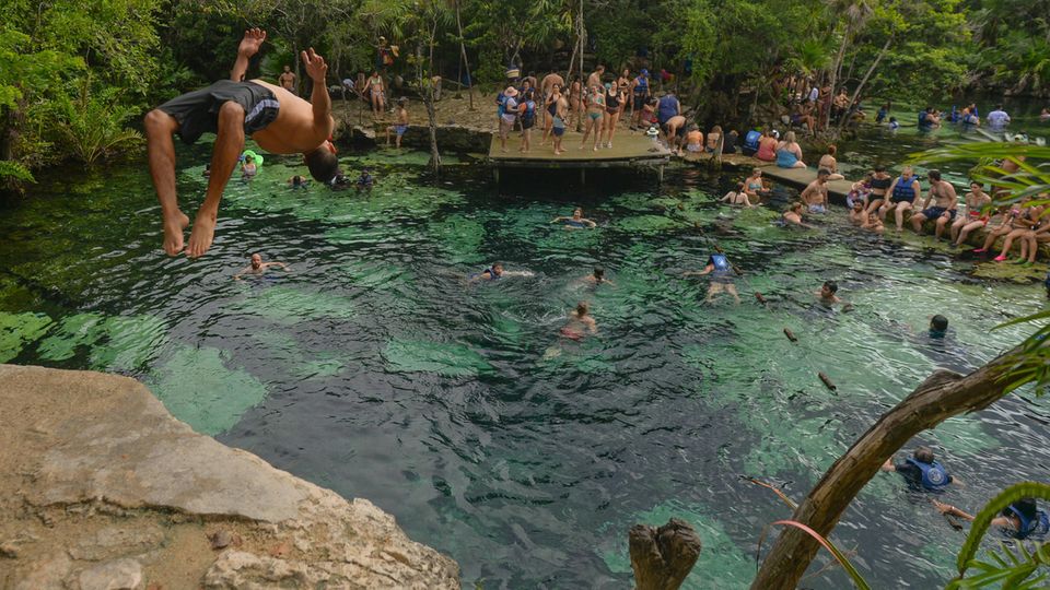 Menschen baden in der Cenote Azul in. Mexiko