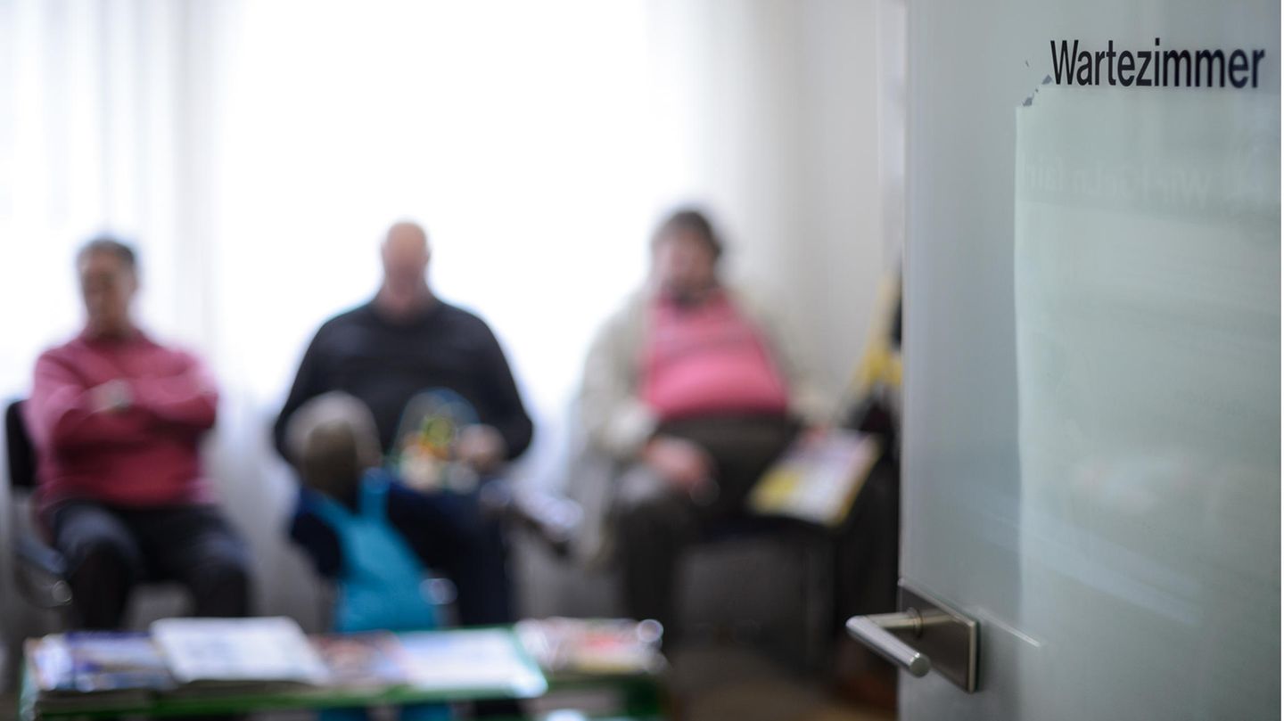 Menschen sitzen im Hintergrund in einem Wartezimmer, im Vordergrund eine offene Tür mit der Aufschrift "Wartezimmer"