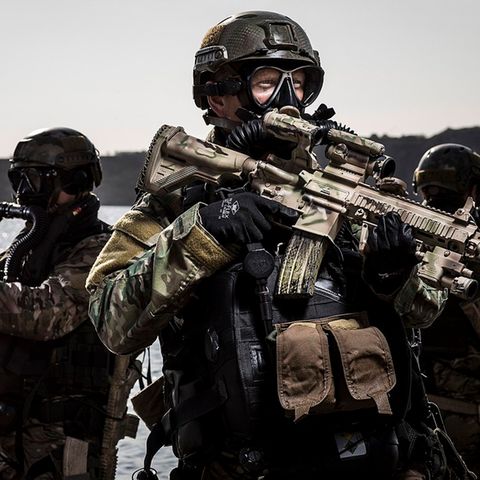 Niederländische Kamofschwimmer mit einer Waffe der HK416 Familie (HK416 D10RS)
