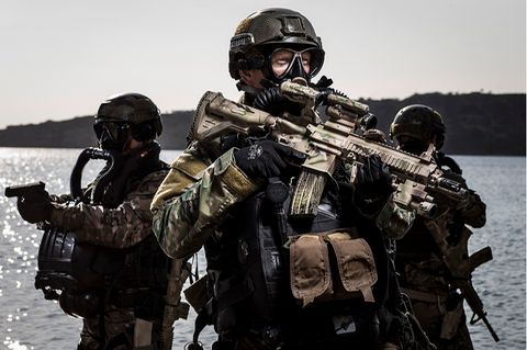 Niederländische Kamofschwimmer mit einer Waffe der HK416 Familie (HK416 D10RS)