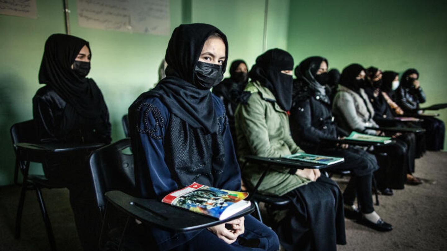 Afghanische Frauen werden in einem Klassenraum einer Polizei-Kaserne zu Polizistinnen ausgebildet