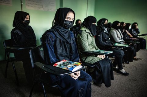 Afghanische Frauen werden in einem Klassenraum einer Polizei-Kaserne zu Polizistinnen ausgebildet