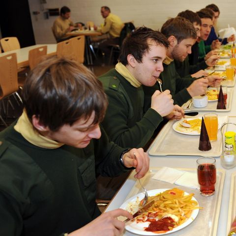 Keine Verpflegung ohne tierische Bestandteile: Hier sitzen Polizeibeamte beim Mittagessen in der Kantine der Bereitschaftspolizei in Lahr.