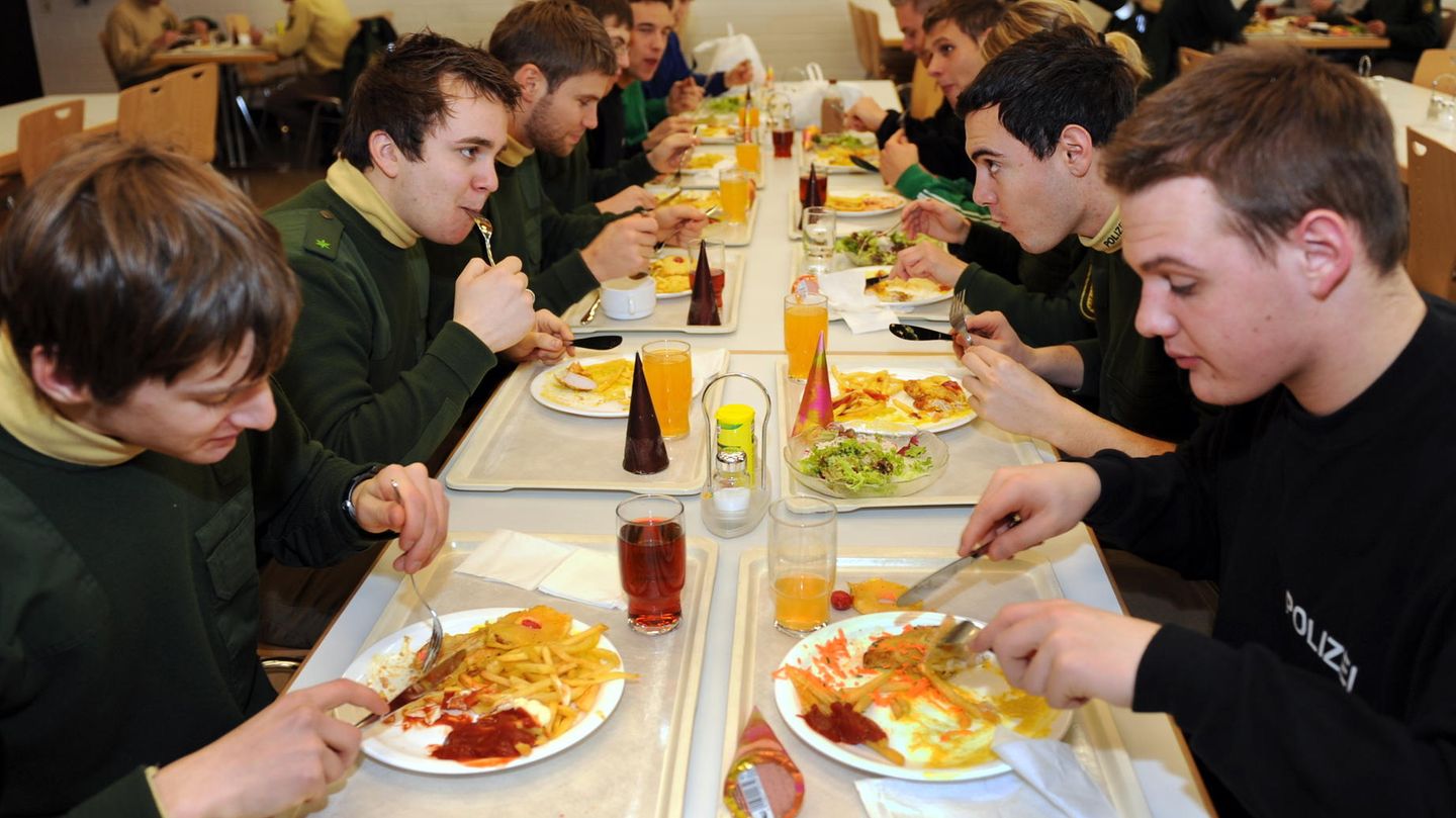 Keine Verpflegung ohne tierische Bestandteile: Hier sitzen Polizeibeamte beim Mittagessen in der Kantine der Bereitschaftspolizei in Lahr.