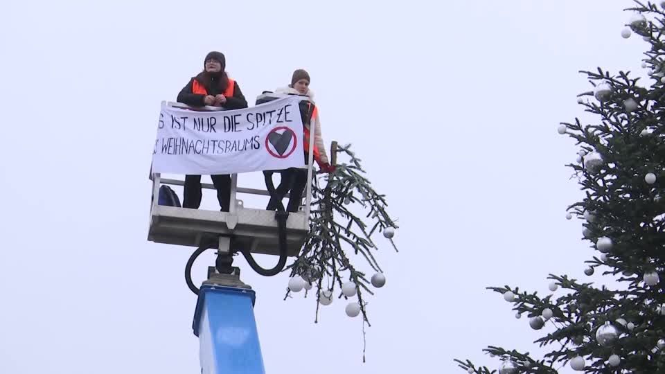 Video: Klimaprotest am Weihnachtsbaum