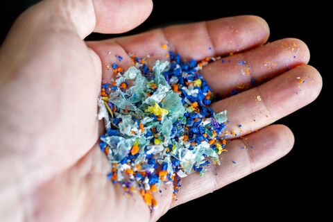 Bunte Plastikteilchen auf einer Hand