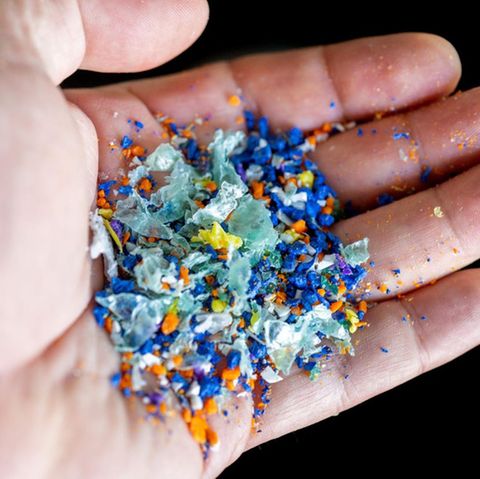 Bunte Plastikteilchen auf einer Hand