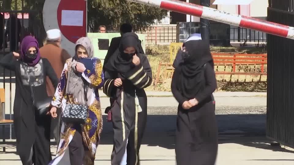Video: Taliban verbannen Studentinnen aus Hochschulen