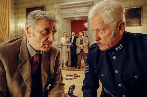 Die Münchner "Tatort"-Kommissare Franz Leitmayr (Udo Wachtveitl, l.) und Ivo Batic (Miroslav Nemec, r.) ermitteln dieses Mal als Chief Inspector Francis Lightmyer und Constable Ivor Partridge