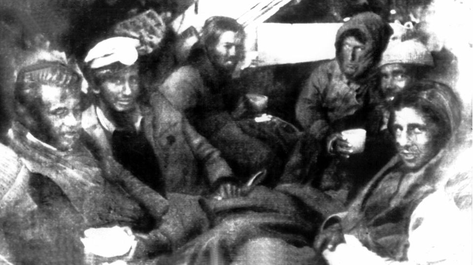 Eine Gruppe der "Wunder der Anden"-Überlebenden im Flugzeugwrack, aufgenommen von der Rettungsmannschaft