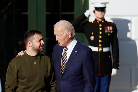 Joe Biden (r.) legt seinen Arm um den ukrainischen Präsidenten Wolodymyr Selenskyj (l.)