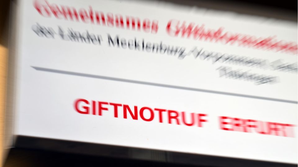 Giftnotruf steht über der Eingangstür zum Giftinformationszentrum in Erfurt