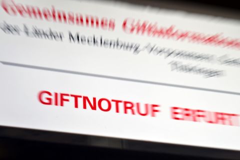Giftnotruf steht über der Eingangstür zum Giftinformationszentrum in Erfurt